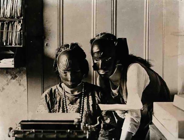 These two 1920s women are getting rid of wrinkles and imperfections by wearing rubber “beauty masks”
