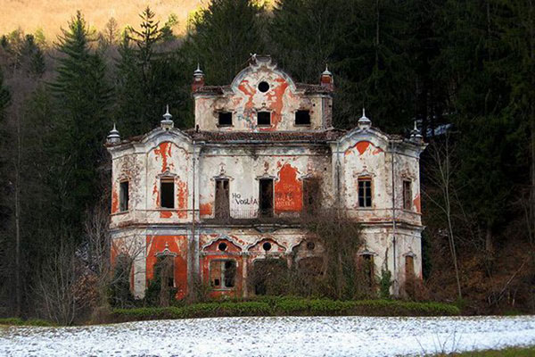 Abandoned-“Villa-de-Vecchi”-The-Ghost-Mansion-Near-Lake-Como-Italy