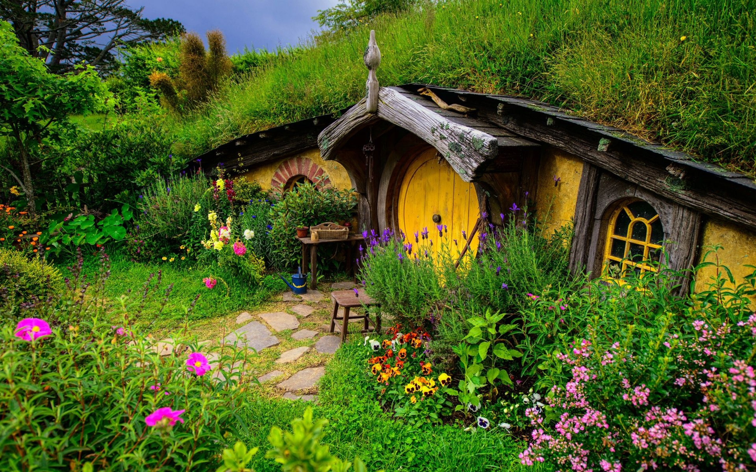 Lord-Of-The-Rings-Hobbit-House-Hill-Flowers-Grass-1800x2880
