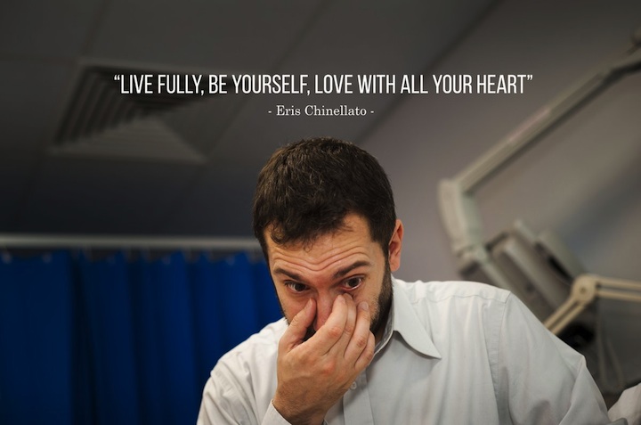 Žij naplno, buď sám/sama sebou, miluj celým svým srdcem.