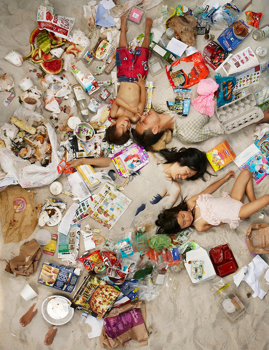 7-days-of-garbage-environmental-issues-photography-gregg-segal-8