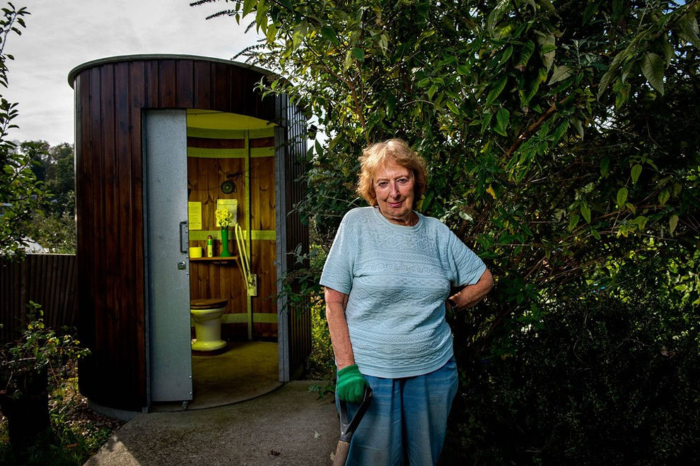 Anglie - sekretářka v Londýně preferuje kompostový záchod bez vody (Steve Forrest)