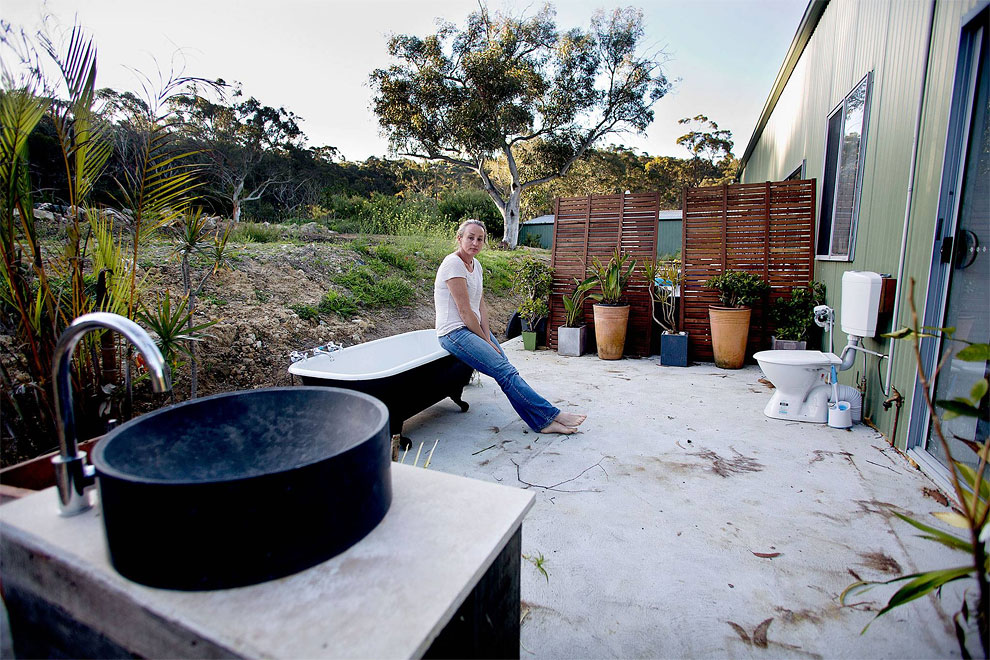 Austrálie - Umělkyně a její venkovní koupelna obklopená divočinou (Warren Clarke)