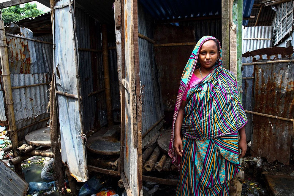 Bangladéš - sdílená toaleta ve slumu (GMB Akash)