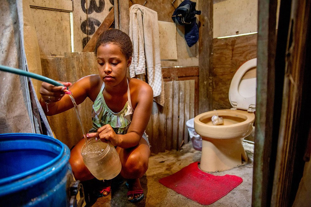 Brazílie - šestnáctiletá Lorena žije ve slumu, kde si teprve chystá koupelnu zařídit, zatím navštěvuje matčinu, ve které je ale voda jen ve čtvrtek a v neděli. (Eduardo Martino)