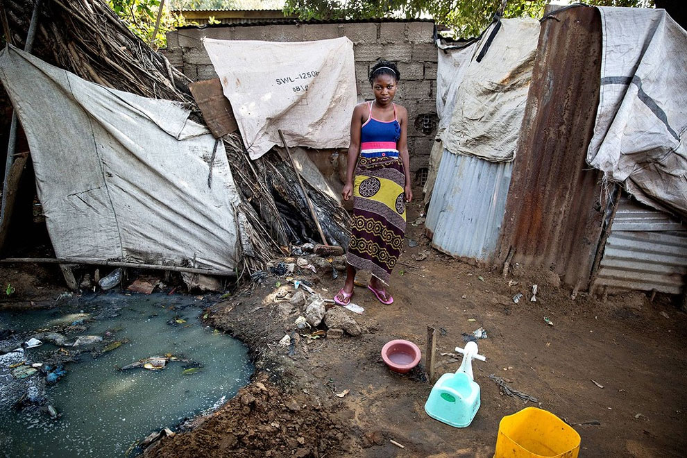 Mozambique - čtrnáctiletá Assucena sdílí provizorní toaletu s více než třiceti lidmi ( James Oatway)