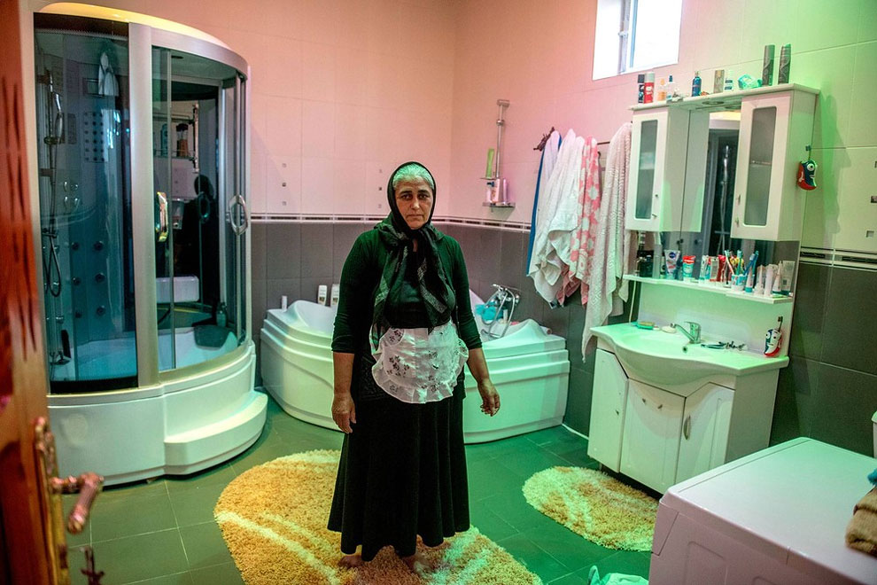 Rumunsko - tato paní údajně vlastní největší koupelnu ve vesnici (Petrut Calinescu)