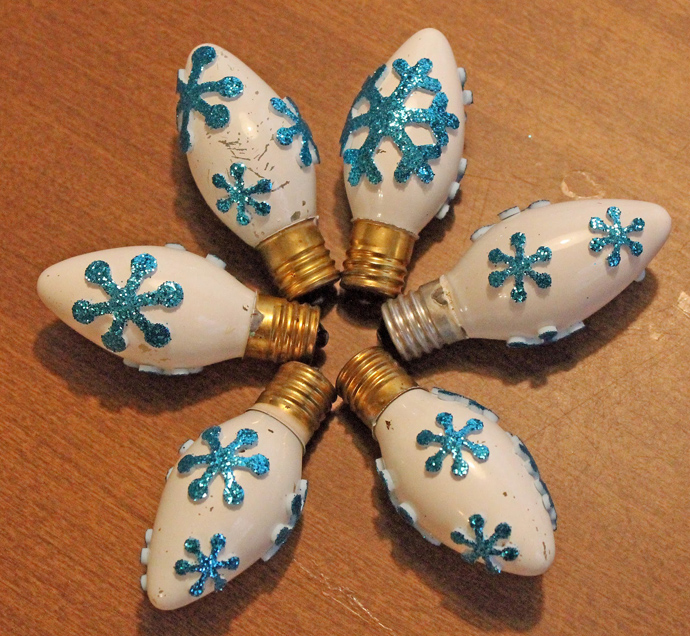 designrulz-Glittered-Christmas-Light-Bulbs-002