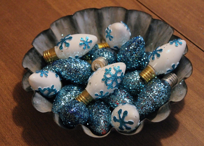 designrulz-Glittered-Christmas-Light-Bulbs-004