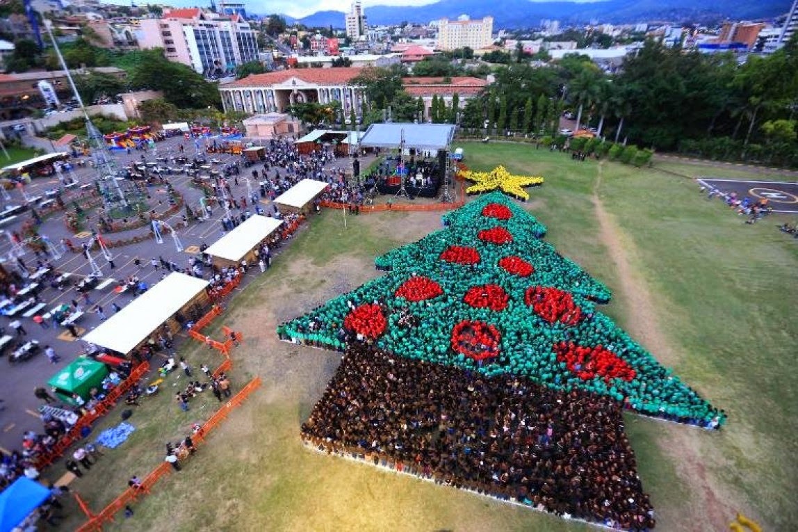 new Guinness world record for the largest human Christmas tree 3