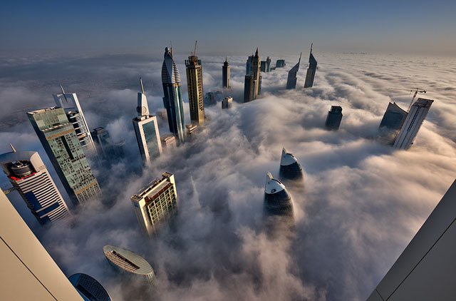 Fog-Over-Dubai-Buildings-Photography_9