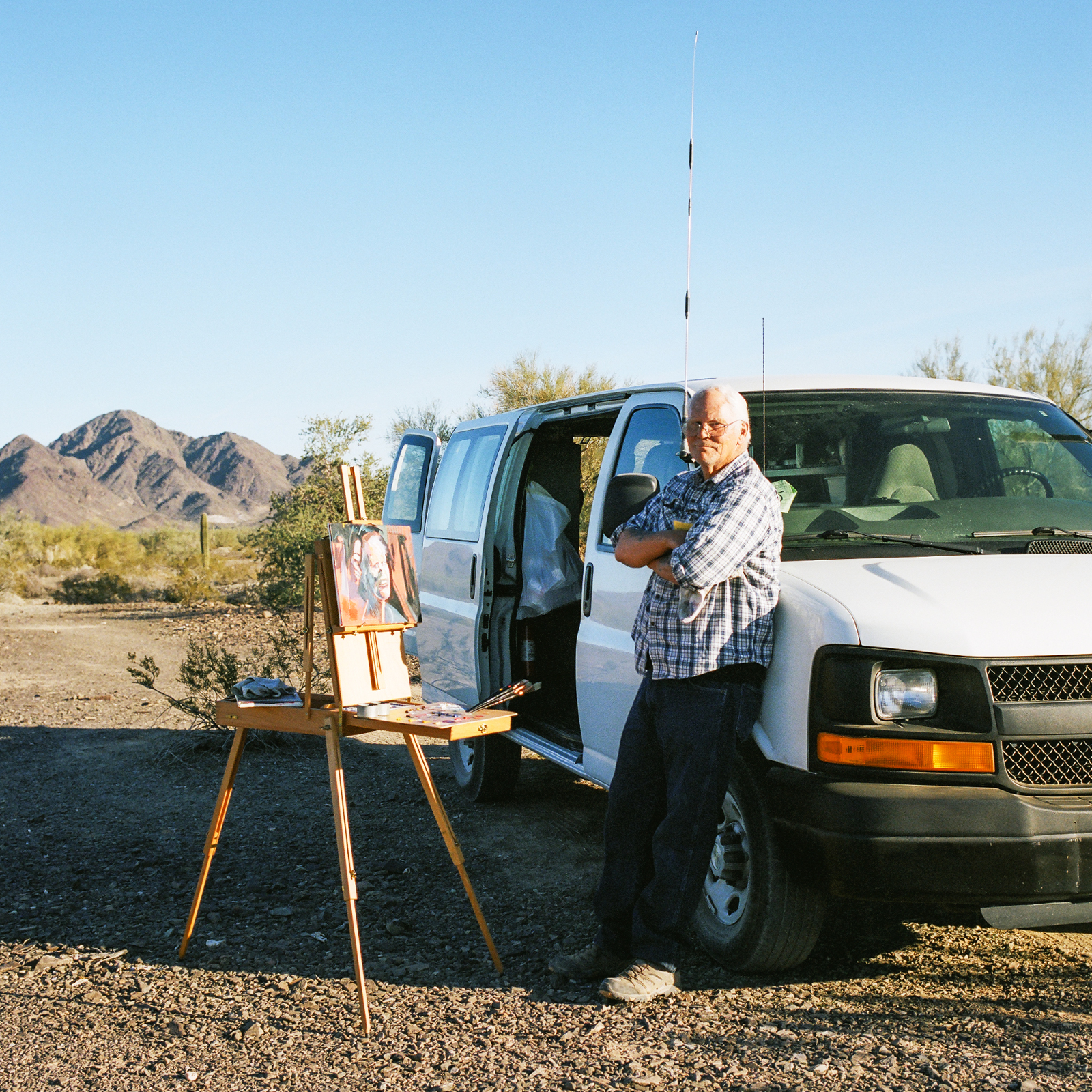 Phil Morrell se svým portrétem, Quartzsite, Arizona, 2013 -