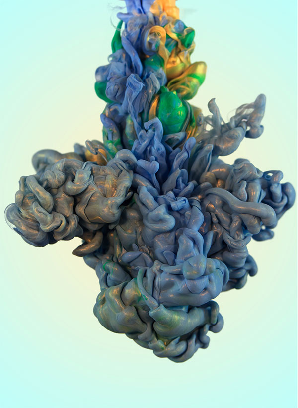 high-speed-photos-of-ink-and-metal-dropped-into-water-by-alberto-seveso-3
