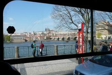 Praha oknem tramvaje