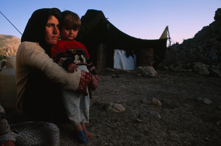 Zrak mířící k slunci - Matka drží svého syna blízko jejich stanu horách Zagros v Íránu (2006)