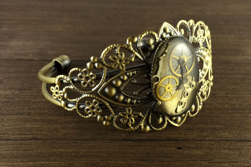 Lithuanian-Artist-Creates-Steampunk-Jewelry-From-Old-watch-parts__880