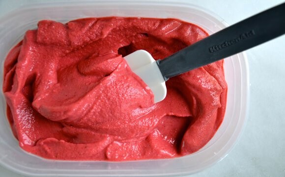 Hotovou zmrzlinu můžete ihned podávat, nebo nalít do vzduchotěsné nádoby a zamrazit po dobu maximálně jednoho měsíce.