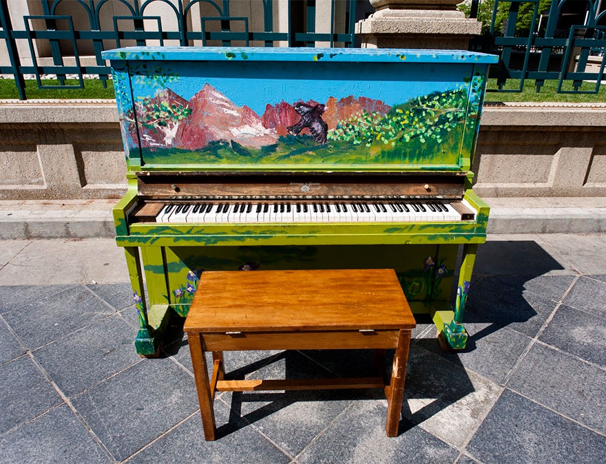 piano street art