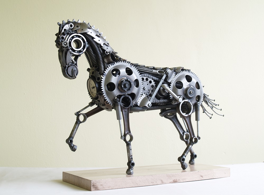 Tomáš Vitanovský - recyklované sochy ze součástek