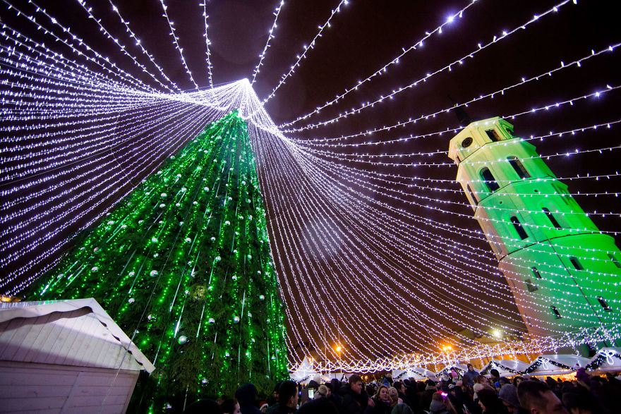 christmas-tree-illuminated-by-50000-lightbulbs-opens-festive-season-in-vilnius-583d36edd115d__880