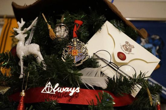 harry-potter-themed-christmas-tree-will-make-your-holidays-more-magical2-805x537